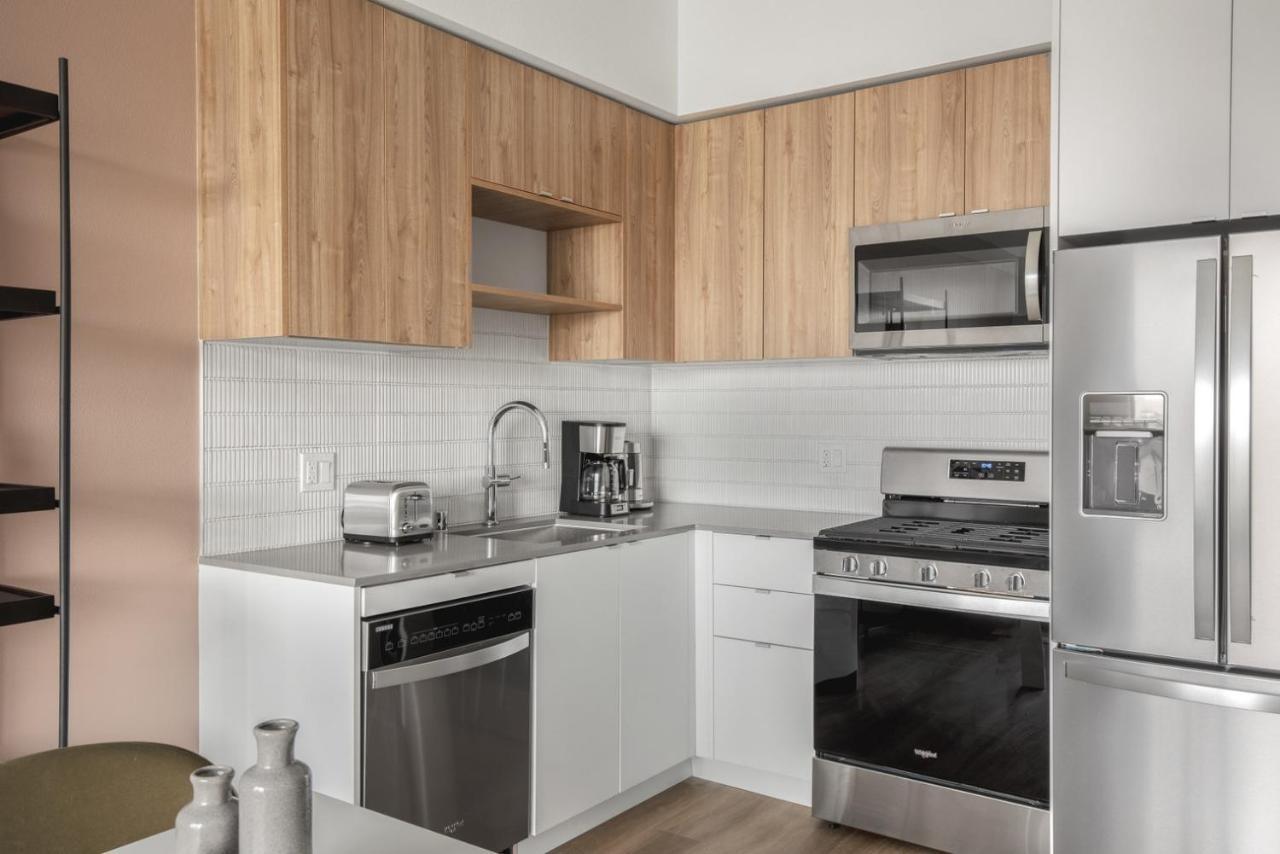 Culver 1br W Pool Gym Wd Nr Bars Lax-934